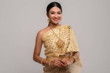 Tayland elbisesi giyen güzel Taylandlı kadınlar