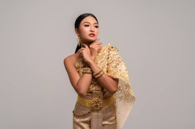 Tayland kıyafeti giyen ve ellerine dokunan kadınlar.