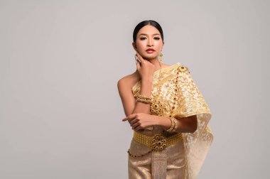 Tayland kıyafeti giyen ve ellerine dokunan kadınlar.