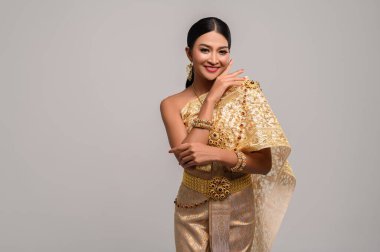 Tayland kıyafeti giyen ve ellerine dokunan kadınlar.