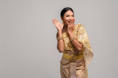 Kadınlar Tayland giysileri giyiyor ve ağzını kapatmak için el yapımı..