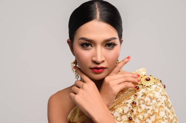 Tayland kıyafeti giyen ve ellerine dokunan kadınlar.