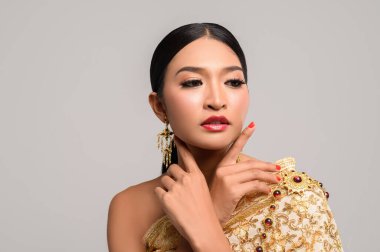 Tayland kıyafeti giyen ve ellerine dokunan kadınlar.