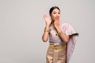 Kadınlar Tayland giysileri giyiyor ve ağzını kapatmak için el yapımı..