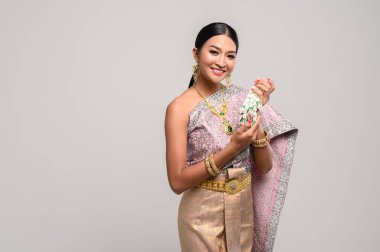 Tayland giysileri ve çiçek çelenkleri giyen kadınlar..