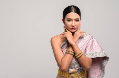 Tayland kıyafeti giyen ve ellerine dokunan kadınlar.