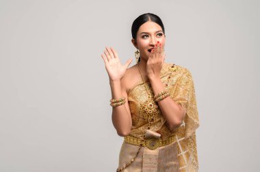 Kadınlar Tayland giysileri giyiyor ve ağzını kapatmak için el yapımı..