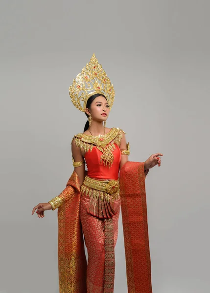 Vackra Thailändska Kvinnor Bär Thailändsk Klänning Och Tittar Toppen — Stockfoto