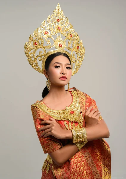 Schöne Frauen Tragen Thailändische Kleidung Und Stehen Ihre Brüste Umarmen — Stockfoto