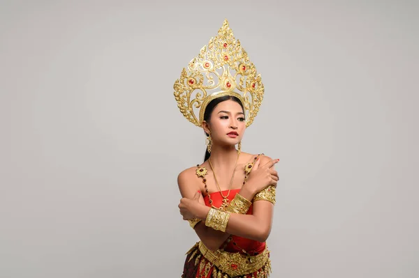 Schöne Frauen Tragen Thailändische Kleidung Und Stehen Ihre Brüste Umarmen — Stockfoto