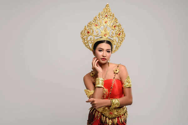 Das Mädchen Trägt Ein Thailändisches Kleid Und Die Hände Berühren — Stockfoto