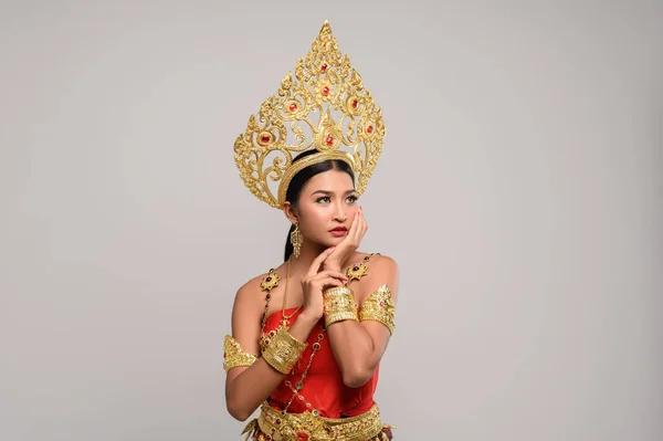 Das Mädchen Trägt Ein Thailändisches Kleid Und Die Hände Berühren — Stockfoto