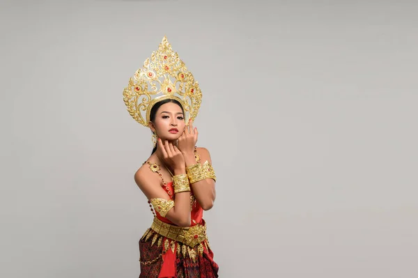 Donne Che Indossano Vestiti Thailandesi Mani Che Toccano Viso — Foto Stock