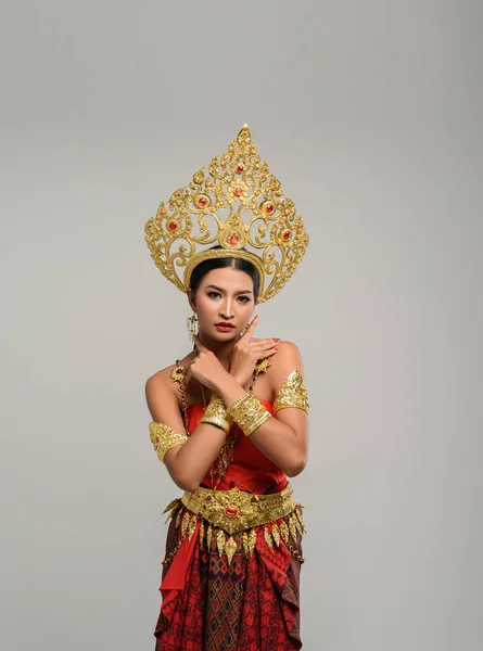 Mujer Con Vestido Tailandés Símbolos Cruzados Manos Pecho — Foto de Stock