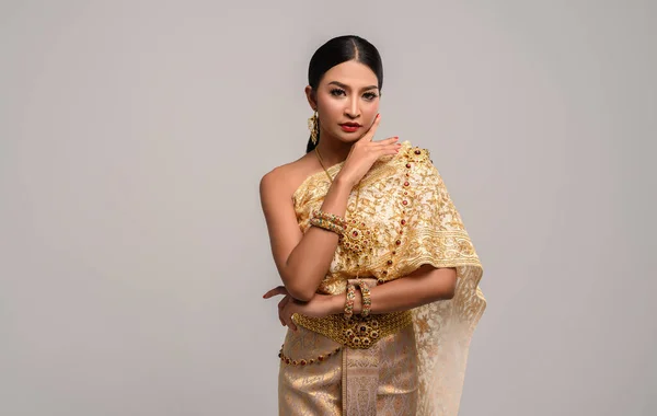 タイの服を着て顔に手を触れる女性 — ストック写真