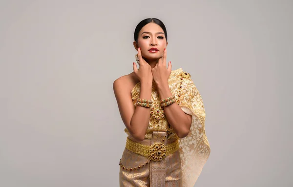 Tayland Kıyafeti Giyen Ellerine Dokunan Kadınlar — Stok fotoğraf