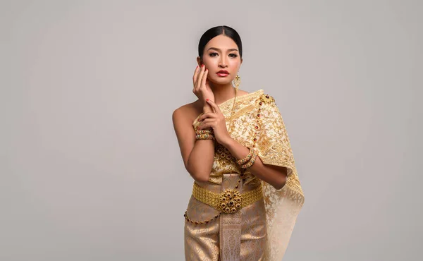 Flickan Bär Thailändsk Klänning Och Händer Rör Ansiktet — Stockfoto