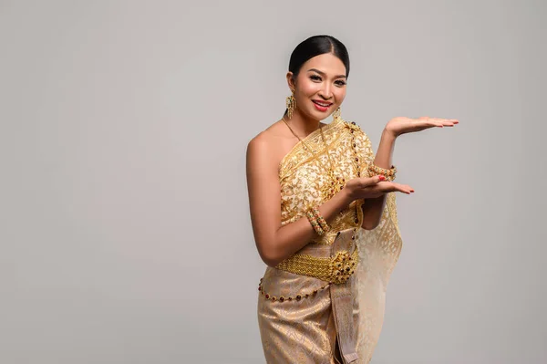 Schöne Thailändische Frauen Tragen Thailändische Kleidung Und Öffnen Seine Hand — Stockfoto