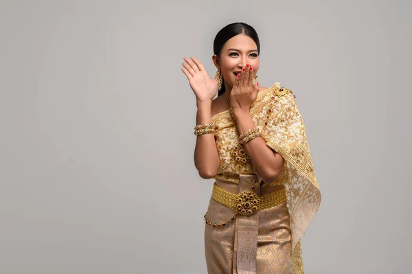 Femmes Porte Des Vêtements Thaïlandais Fait Main Pour Couvrir Bouche — Photo