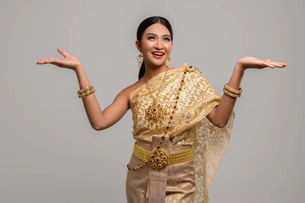 Kvinnor Bär Thailändska Kläder Och Öppna Händerna Båda Sidor — Stockfoto