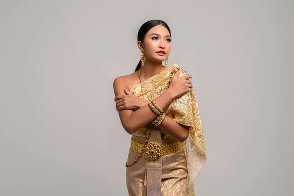 Les Belles Femmes Portent Des Vêtements Thaïlandais Tiennent Debout Pour — Photo