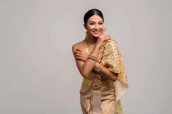 Όμορφες Γυναίκες Φορούν Ταϊλανδέζικα Ρούχα Και Στέκονται Αγκαλιάσουν Στήθος Τους — Φωτογραφία Αρχείου