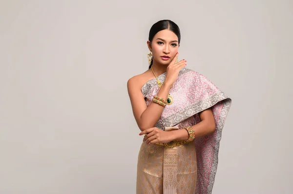 Kvinnor Bär Thailändsk Klänning Och Händer Röra Ansiktet — Stockfoto