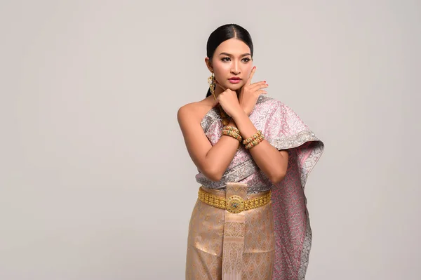 Les Femmes Portant Des Vêtements Thaïlandais Les Mains Touchant Leurs — Photo