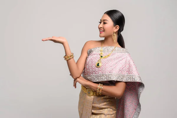 Krásné Thajské Ženy Nosí Thajské Oblečení Otevřít Jeho Ruku Vpravo — Stock fotografie