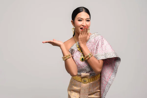 Beautiful Thai Women Wear Thai Clothes Open His Hand Right — Stock Photo, Image
