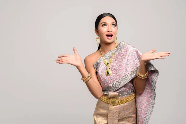 Vrouwen Dragen Thaise Kleding Openen Hun Handen Aan Beide Kanten — Stockfoto