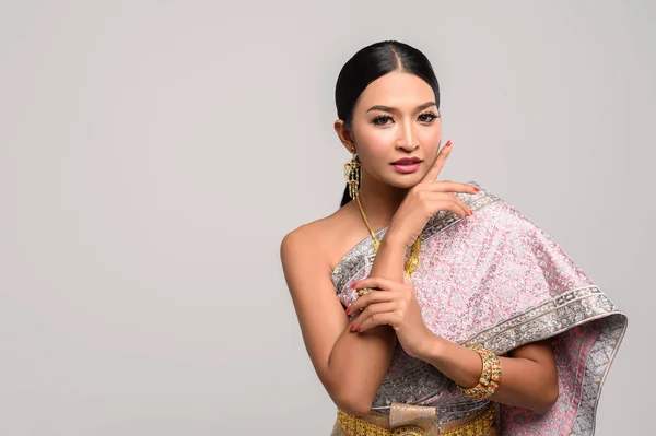 Vrouwen Met Thaise Kleren Handen Die Hun Gezicht Aanraken — Stockfoto