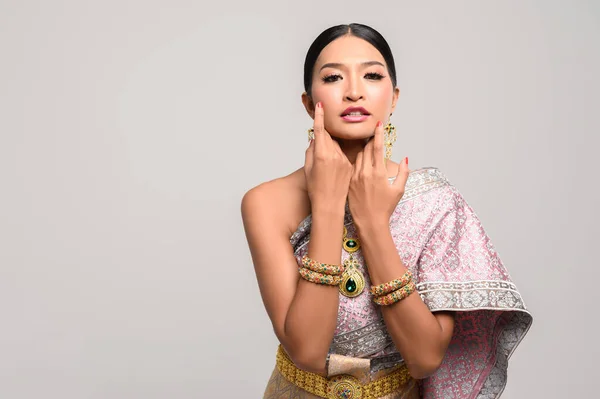 Les Femmes Portant Des Vêtements Thaïlandais Les Mains Touchant Leurs — Photo