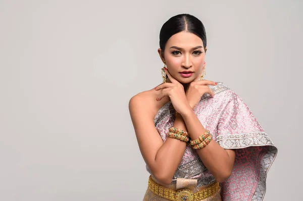 Kvinnor Thailändska Kläder Och Händer Som Rör Sina Ansikten — Stockfoto