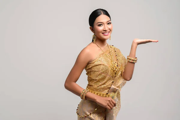 Όμορφες Ταϊλανδέζες Φορούν Ταϊλανδέζικα Ρούχα Και Ανοίγουν Χέρι Του Αριστερά — Φωτογραφία Αρχείου