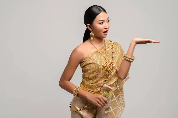 Piękne Tajki Noszą Tajskie Ubrania Otwierają Dłoń Lewej — Zdjęcie stockowe