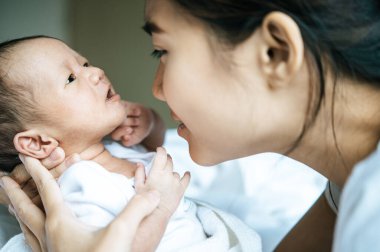 Anne annenin ellerinde yatan bebeğe baktı.