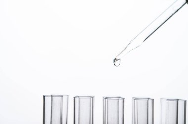 Kimyasalı şişenin içine at..