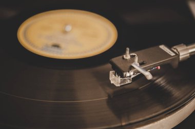 Vinili Spinning Plak Oynatıcı, Turntable Player ve Vinil Plak.