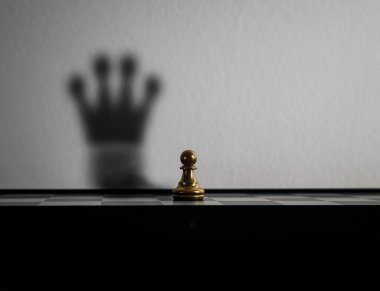 Satranç ustası tacın gölgesine dönüştü. Fikir kavramı