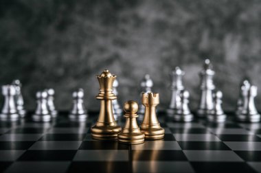 İş metaforu liderliği kavramı için satranç tahtası oyununda altın ve gümüş satranç 