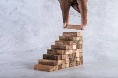 Ahşap blokların istiflenmesi iş büyümesi fikirleri yaratma riskini taşıyor.