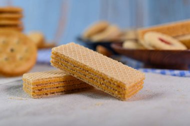 Birçok kurabiye kumaşın üzerine yerleştirilir ve sonra ahşap bir masaya yerleştirilir..