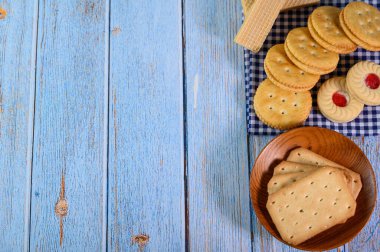 Tabağa bir sürü kurabiye koy ve ahşap bir masaya koy..
