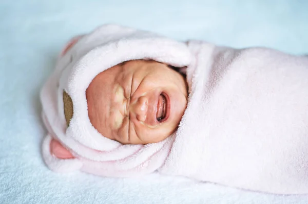 Bebê Recém Nascido Envolto Cobertor Rosa Macio Chorando — Fotografia de Stock