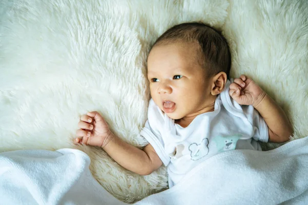 新生児は毛布の上で眠り目を開けて — ストック写真