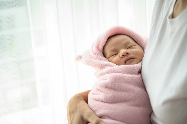 Noworodek Śpiący Objęciach Matki — Zdjęcie stockowe