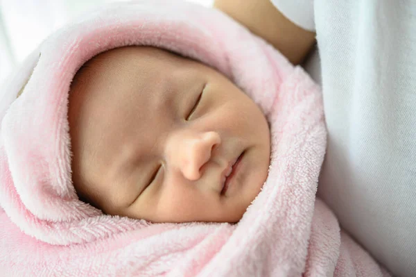 Noworodek Śpiący Objęciach Matki — Zdjęcie stockowe