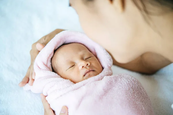 Noworodek Śpiący Ramionach Matki — Zdjęcie stockowe