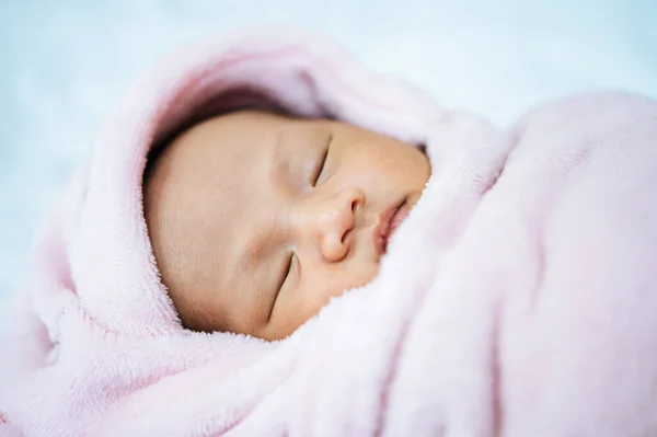 Nyfödda Barn Sover Mjuk Rosa Filt — Stockfoto